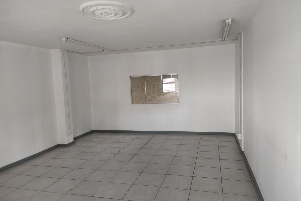 995m2  Warehouse  - TO LEASE - Photo 4