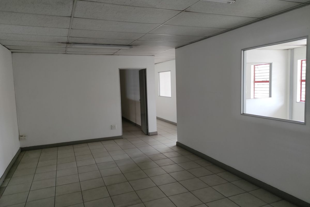 995m2  Warehouse  - TO LEASE - Photo 5