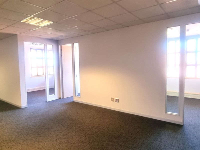 Open plan office space to let in The Campus - Photo 4