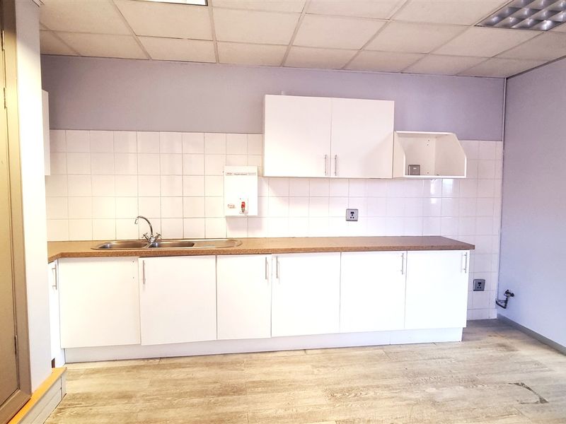 Open plan office space to let in The Campus - Photo 10