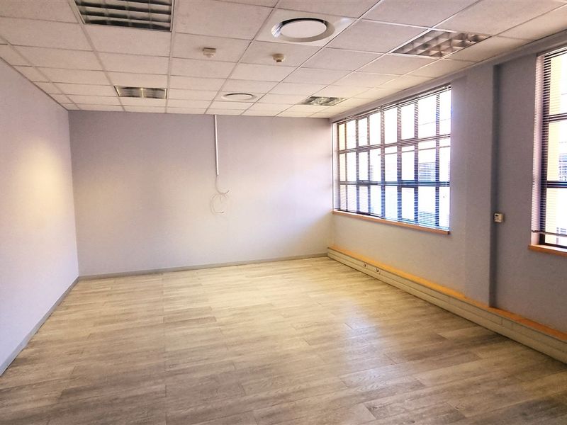 Open plan office space to let in The Campus - Photo 7