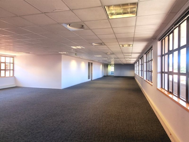 Open plan office space to let in The Campus - Photo 9