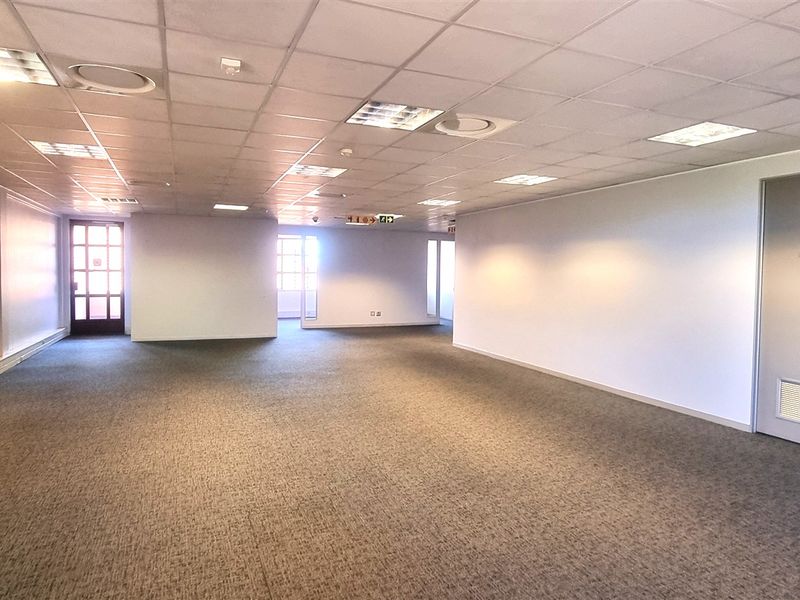 Open plan office space to let in The Campus - Photo 8