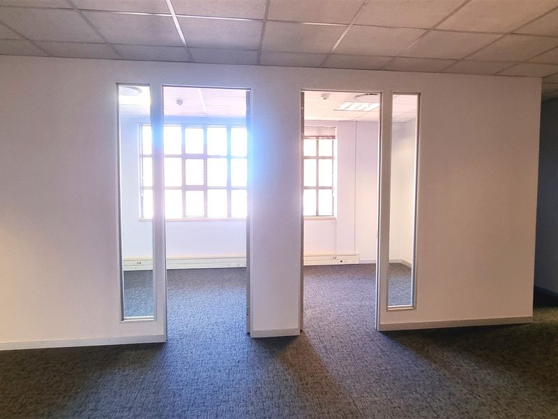 Open plan office space to let in The Campus - Photo 3