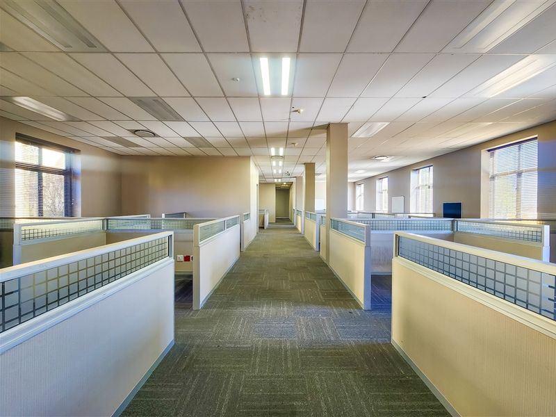 530m2 Office to Let in The Palazzo Tower - Photo 10