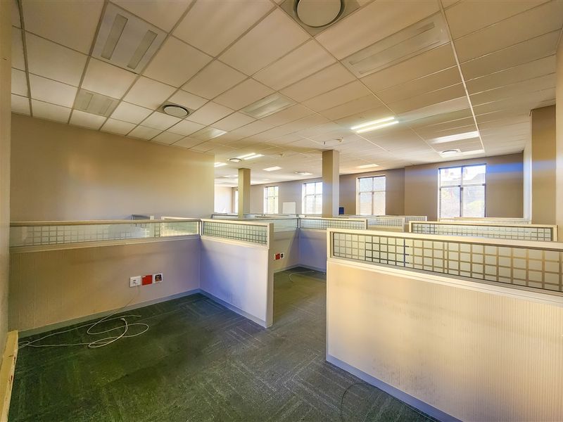 530m2 Office to Let in The Palazzo Tower - Photo 9