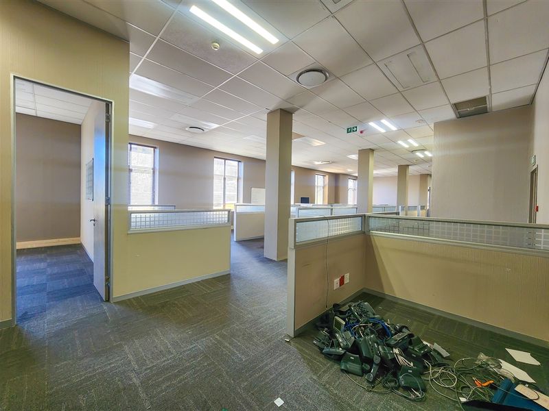 530m2 Office to Let in The Palazzo Tower - Photo 7