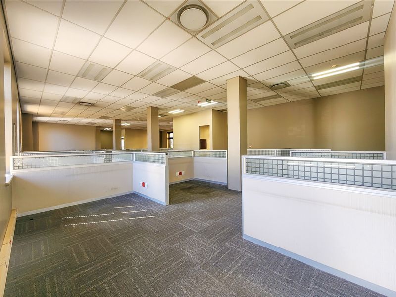530m2 Office to Let in The Palazzo Tower - Photo 8