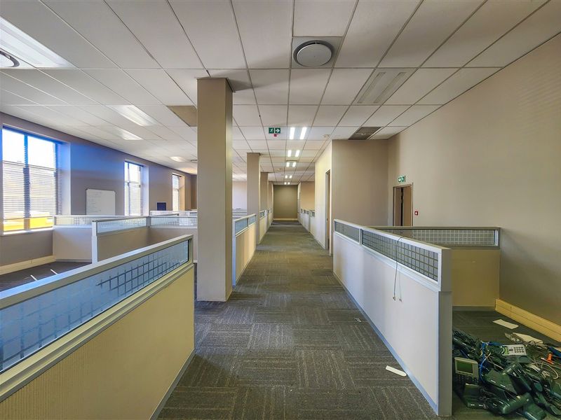 530m2 Office to Let in The Palazzo Tower - Photo 6