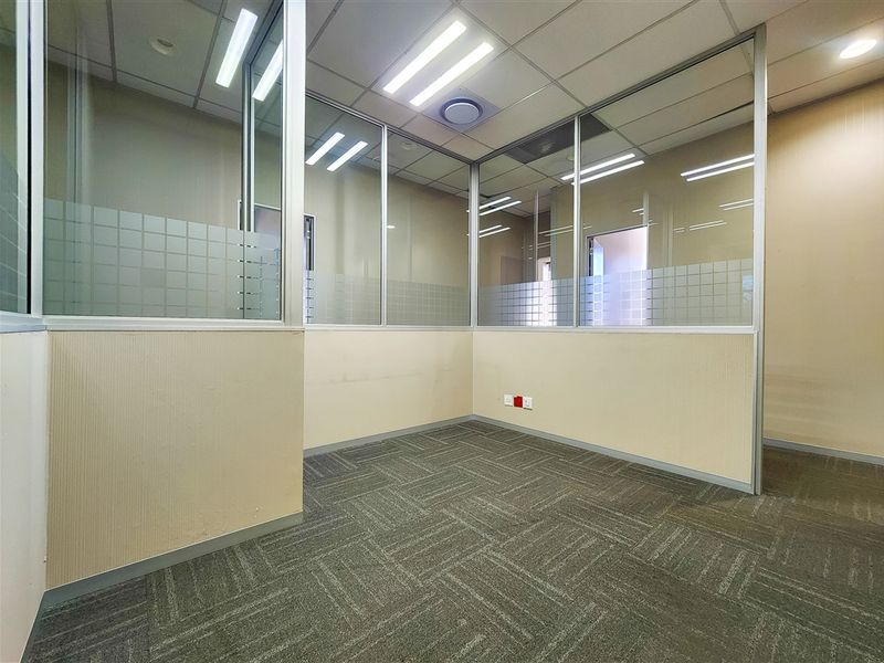 530m2 Office to Let in The Palazzo Tower - Photo 5