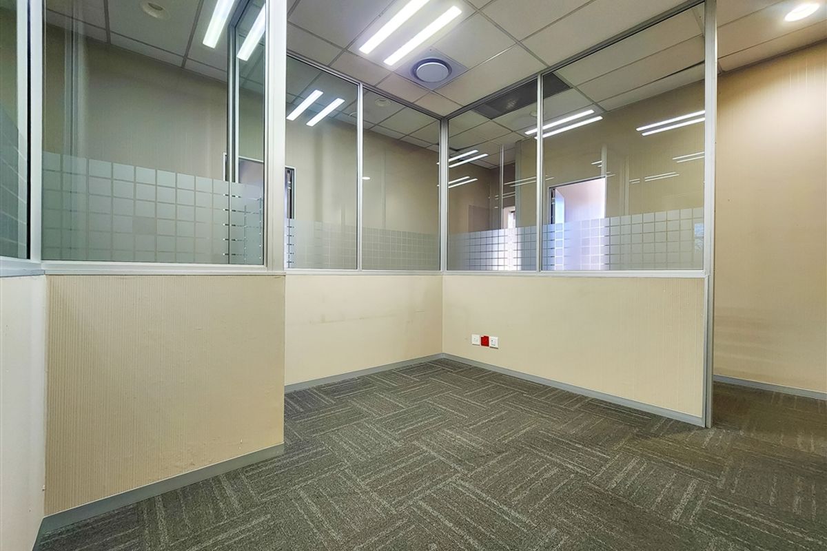 530m2 Office to Let in The Palazzo Tower - Photo 5