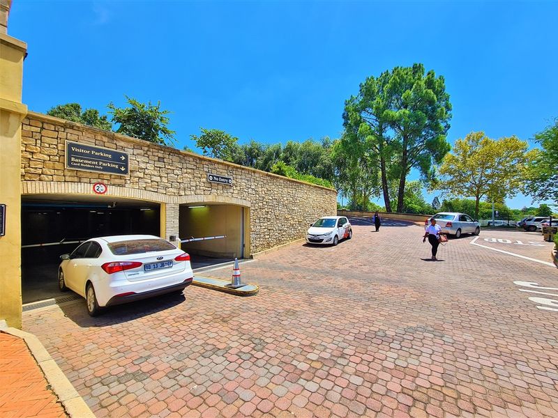 530m2 Office to Let in The Palazzo Tower - Photo 4