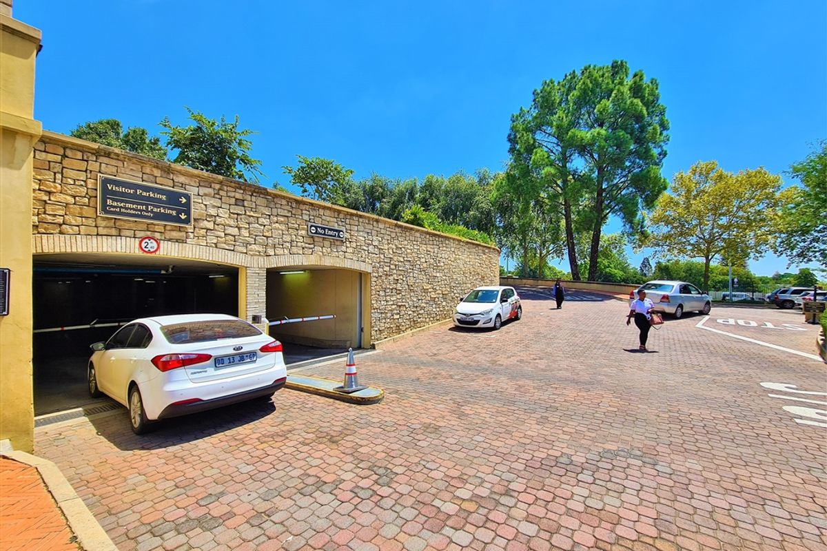 530m2 Office to Let in The Palazzo Tower - Photo 4