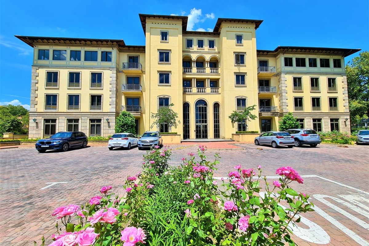 530m2 Office to Let in The Palazzo Tower - Photo 2