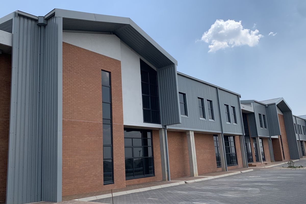 Warehouse to let in Longlake - Photo 3