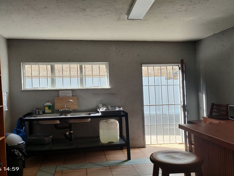 693m2  Warehouse  - FOR SALE - Photo 9