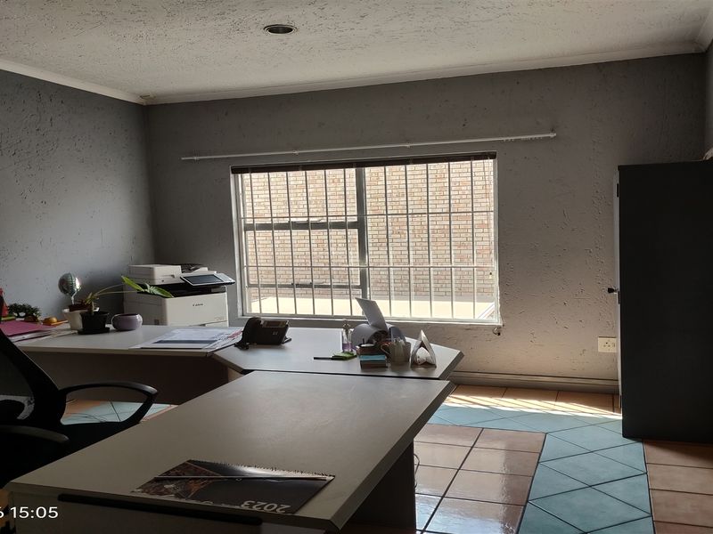 693m2  Warehouse  - FOR SALE - Photo 6