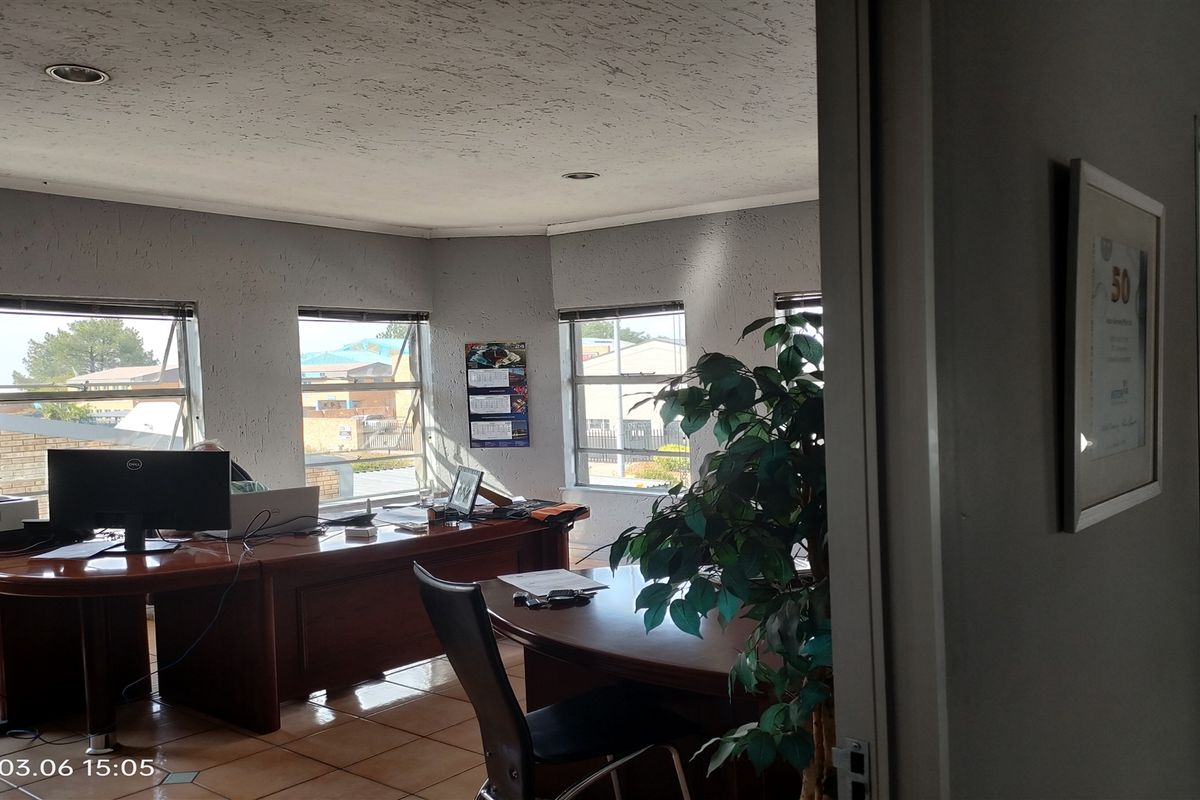 693m2  Warehouse  - FOR SALE - Photo 4