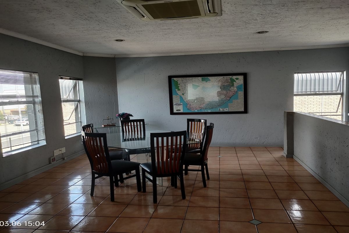 693m2  Warehouse  - FOR SALE - Photo 5