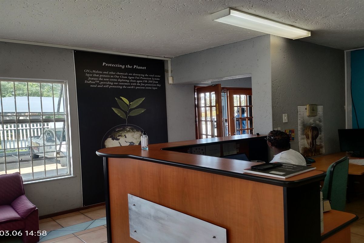 693m2  Warehouse  - FOR SALE - Photo 2