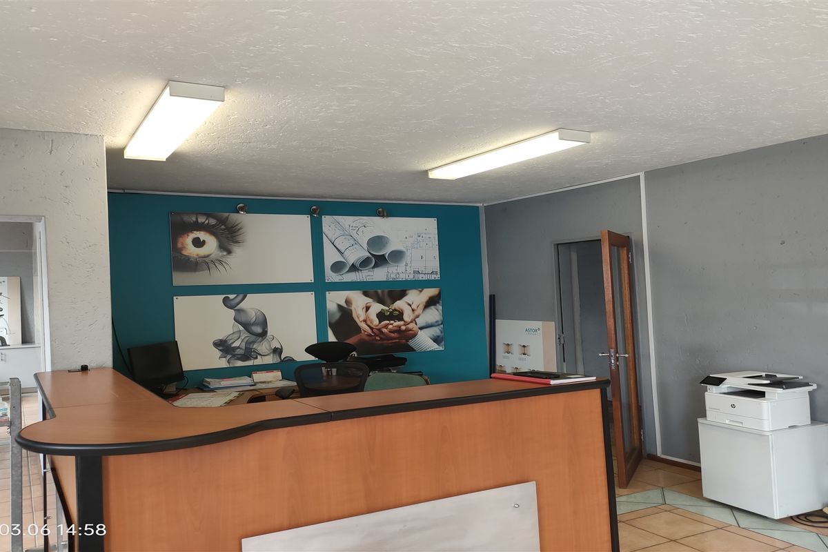 693m2  Warehouse  - FOR SALE - Photo 3