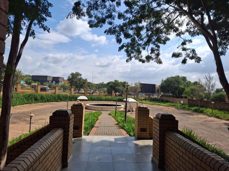 Atterbury Court - Beautifully Revamped Offices Available in the Heart of Faerie Glen! - Photo 2