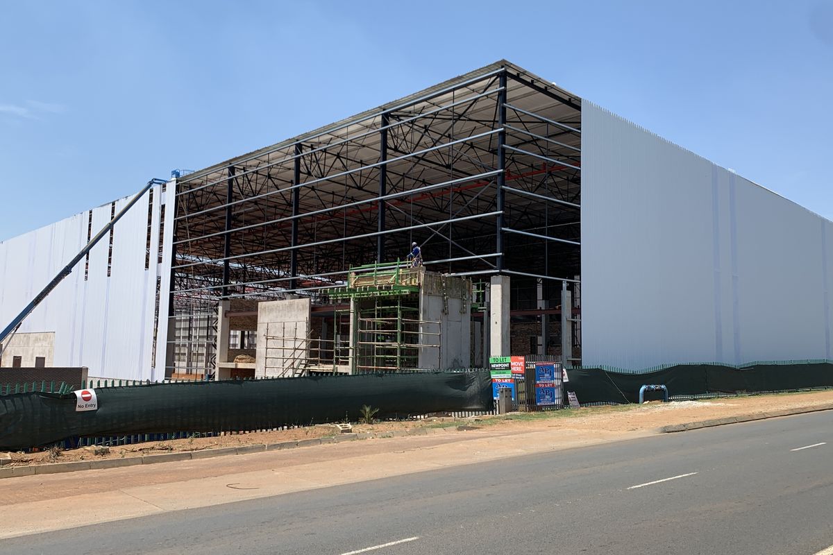 Warehouse to let in Pomona - Photo 2