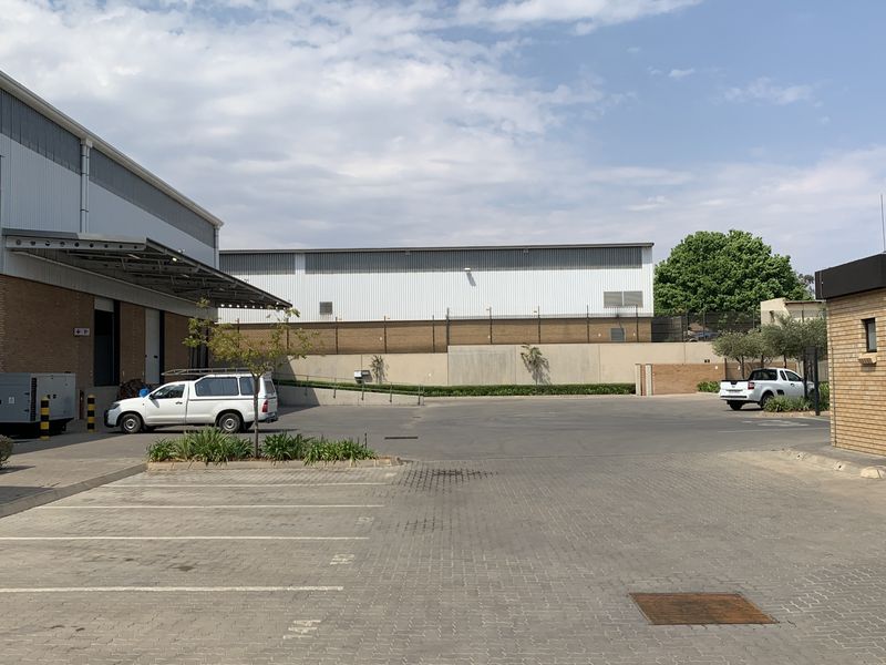 Warehouse to let in Pomona - Photo 6
