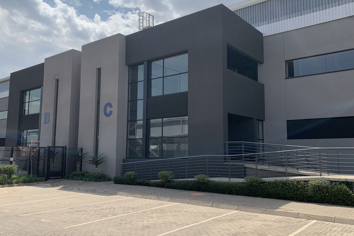 Warehouse to let in Pomona - Photo 2