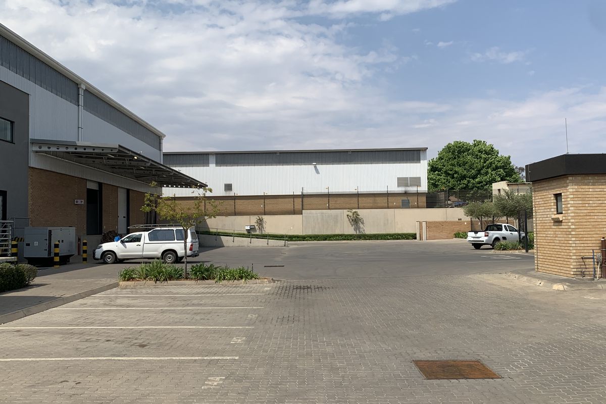 Warehouse to let in Pomona - Photo 5