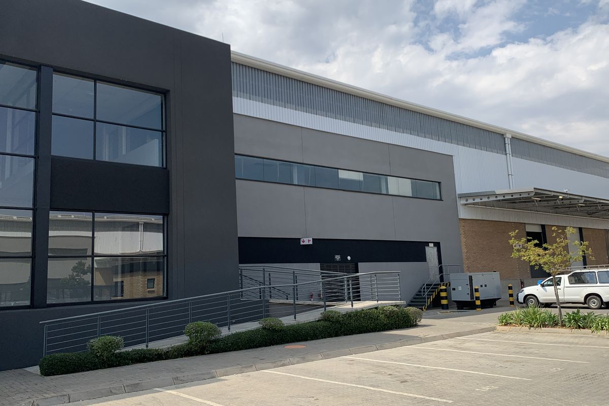 Warehouse to let in Pomona - Photo 3