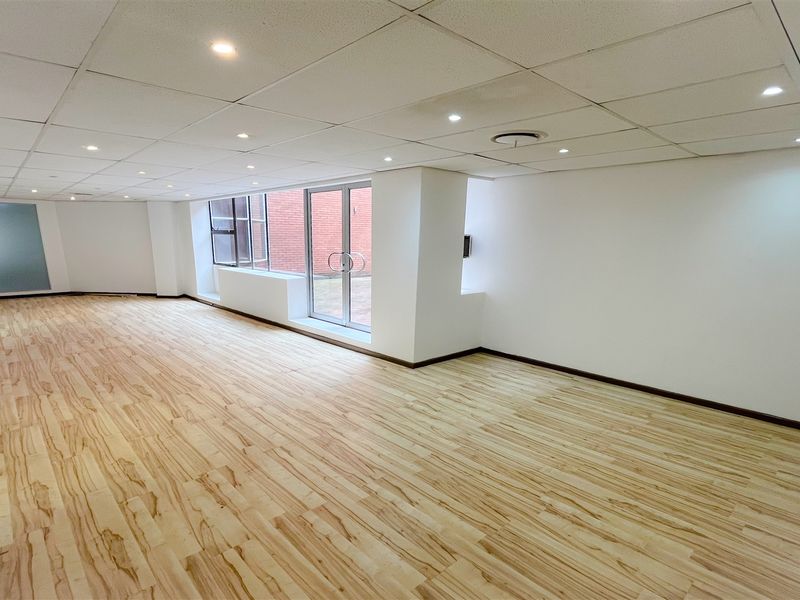 Office space to let in Parktown - Photo 8