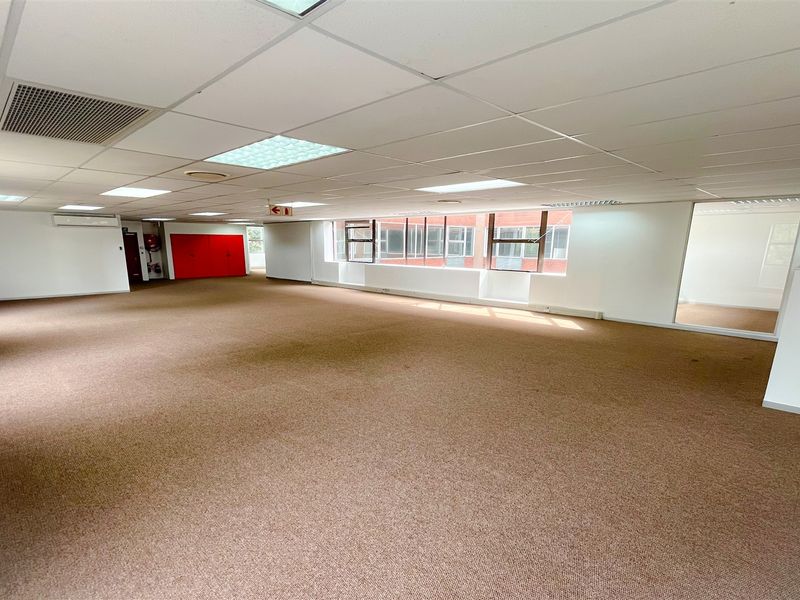 Office space to let in Parktown - Photo 6