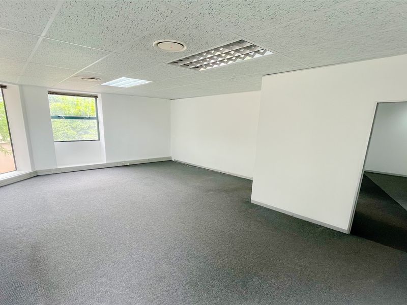 Office space to let in Parktown - Photo 10