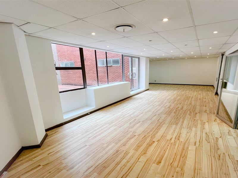 Office space to let in Parktown - Photo 9