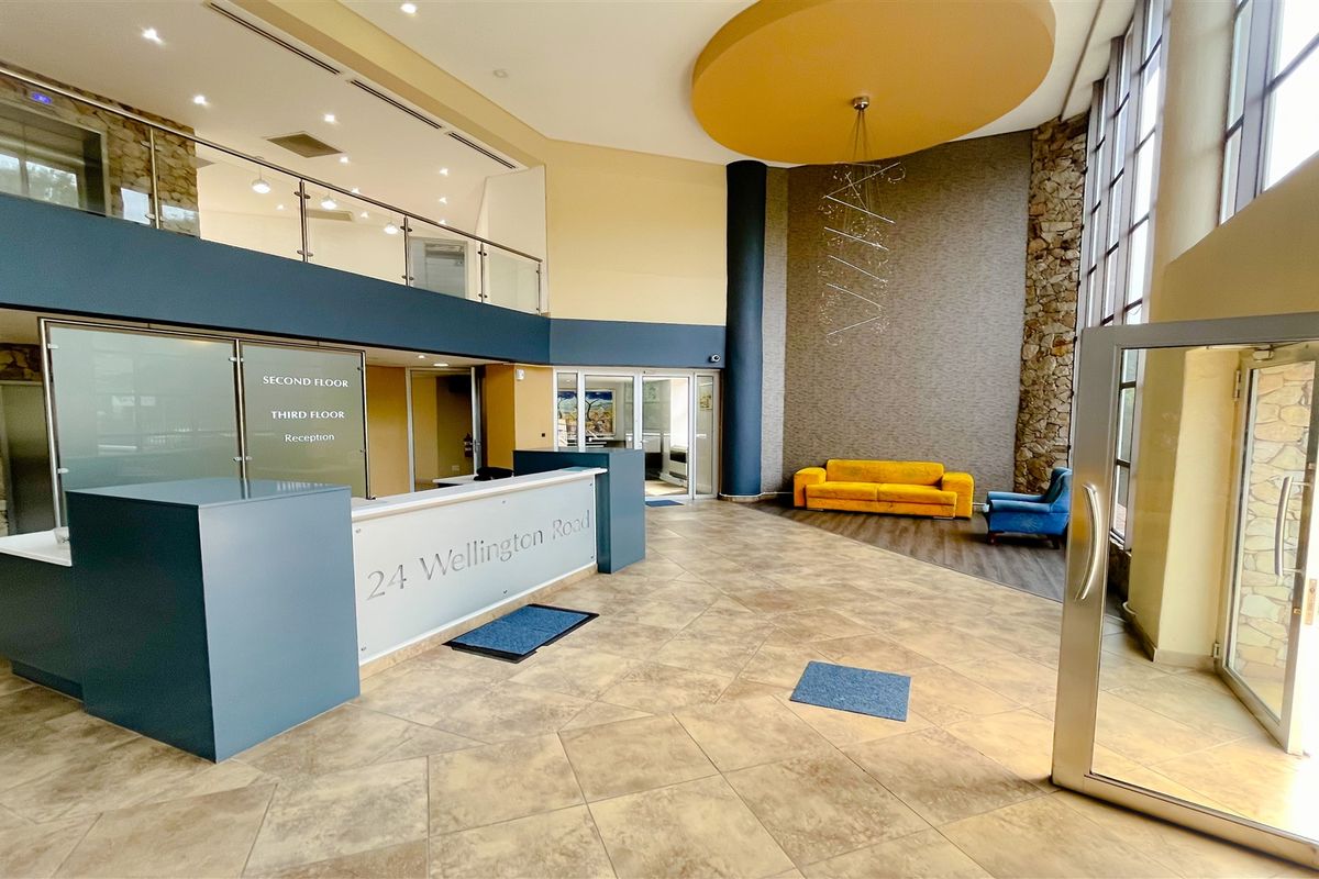 Office space to let in Parktown - Photo 2