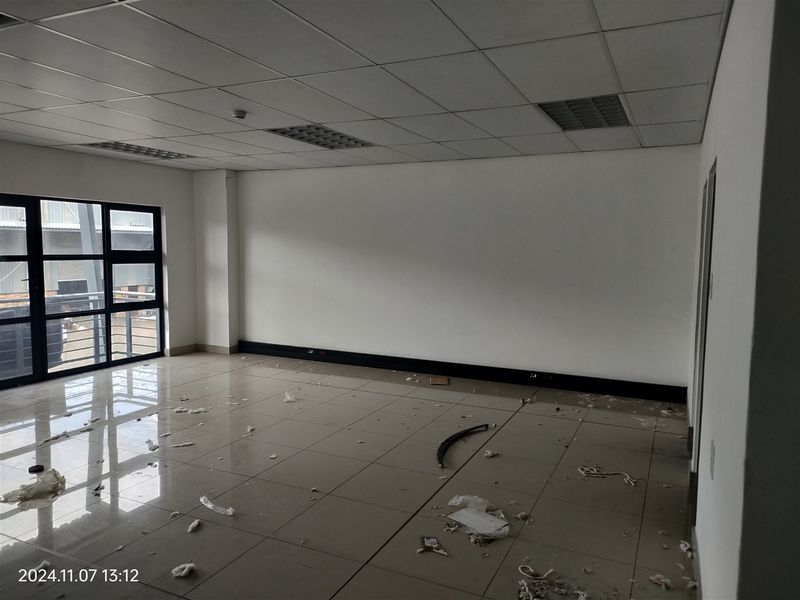 453m2  Warehouse  - FOR SALE - Photo 7