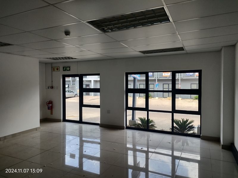 453m2  Warehouse  - FOR SALE - Photo 2