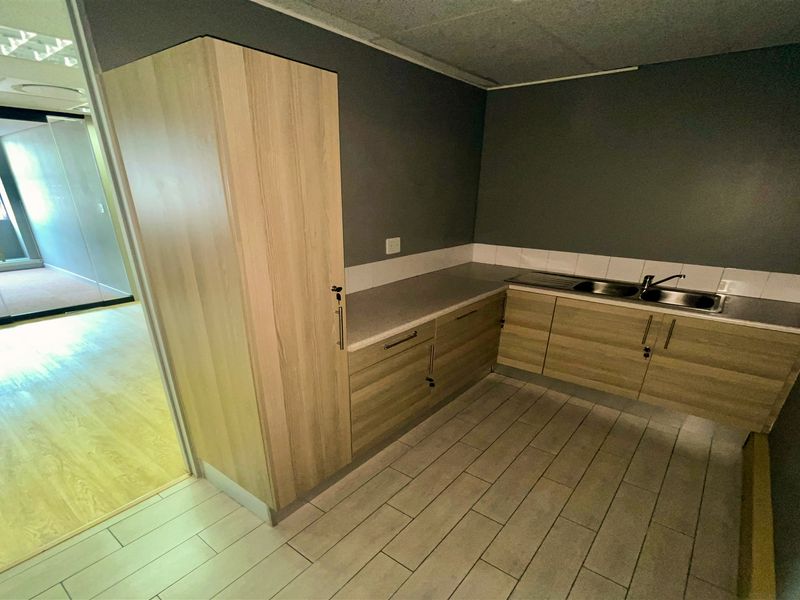 Office space to let in Parktown - Photo 5