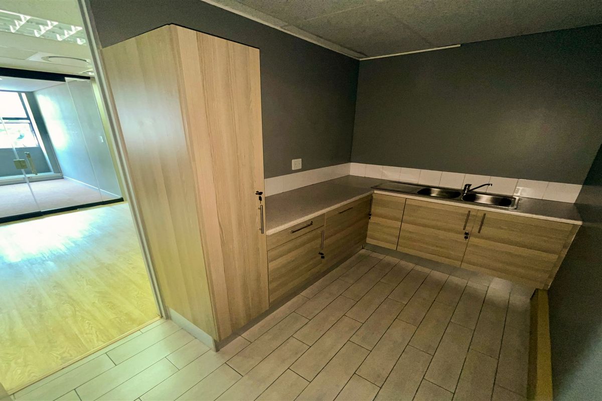 Office space to let in Parktown - Photo 5