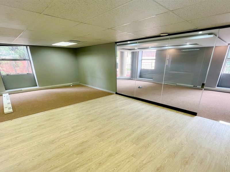 Office space to let in Parktown - Photo 4