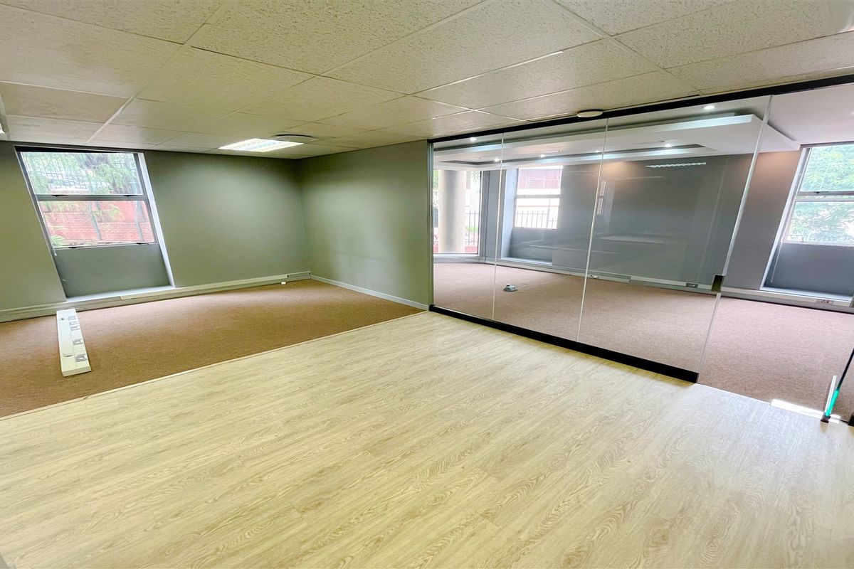 Office space to let in Parktown - Photo 4
