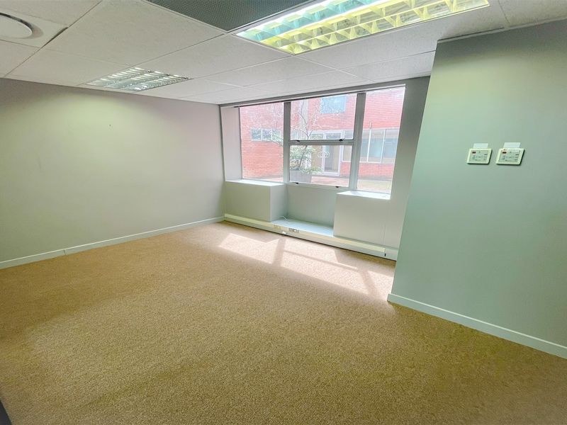 Office space to let in Parktown - Photo 6