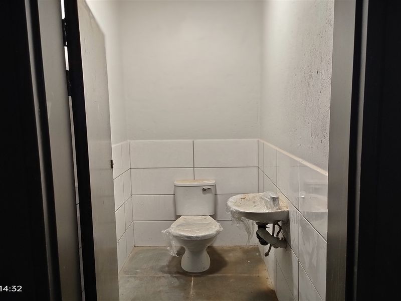 2079m2  Warehouse  - TO LEASE or FOR SALE - Photo 9