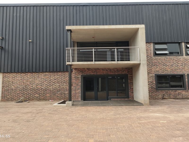 2079m2  Warehouse  - TO LEASE or FOR SALE - Photo 2