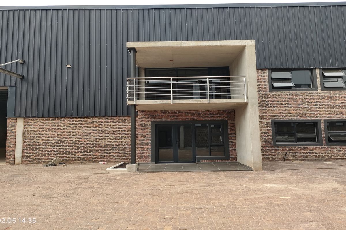 2079m2  Warehouse  - TO LEASE or FOR SALE - Photo 2