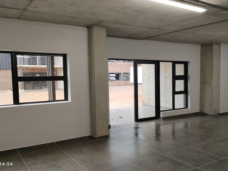 2079m2  Warehouse  - TO LEASE or FOR SALE - Photo 4