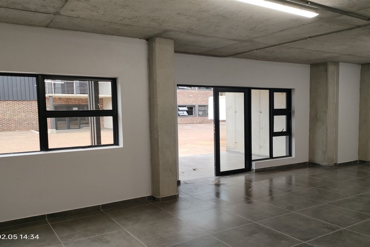 2079m2  Warehouse  - TO LEASE or FOR SALE - Photo 4