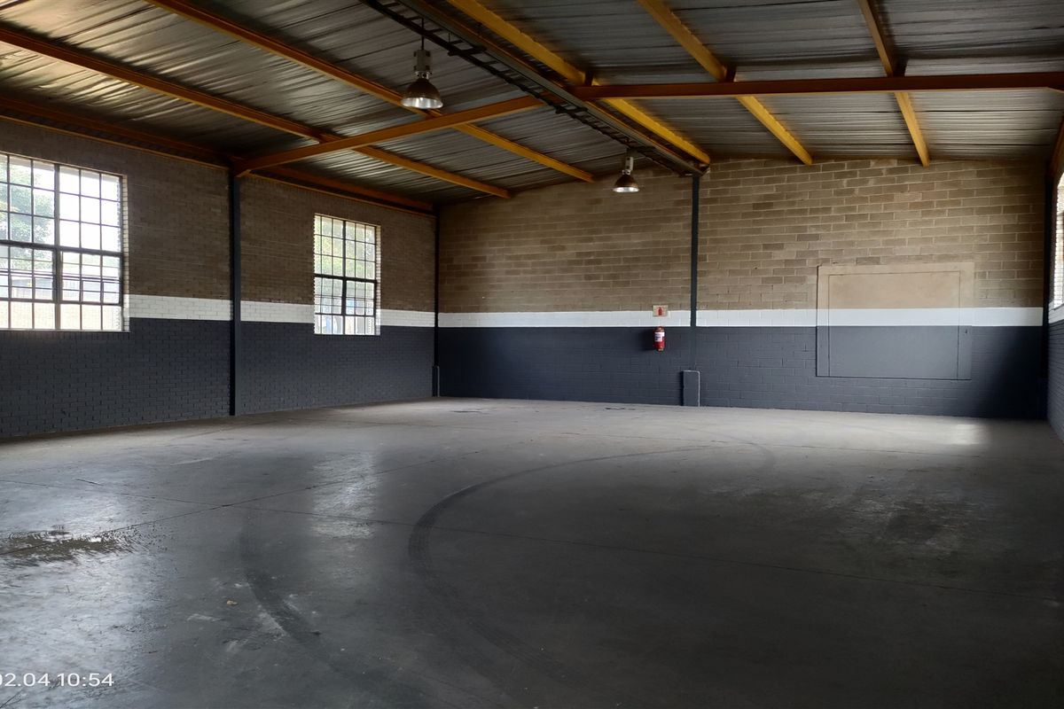 346m2  Warehouse  - TO LEASE - Photo 2