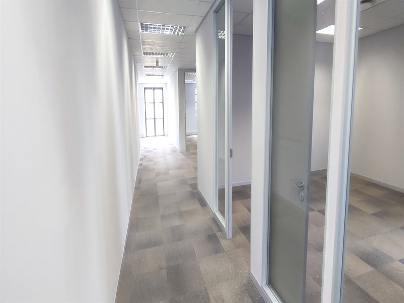 Offices to let in Illovo - Photo 5
